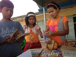 日本語の本を読む子供達 ぼらぷらカンボジア スタディツアー