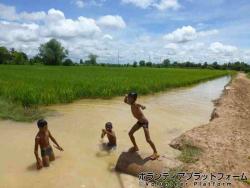 川に飛び込む子供たち ぼらぷらカンボジア 教育ボランティア