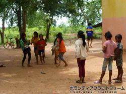 校庭でのゴムとび ぼらぷらカンボジア 教育ボランティア