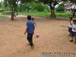 playing soccer ぼらぷらカンボジア 教育ボランティア