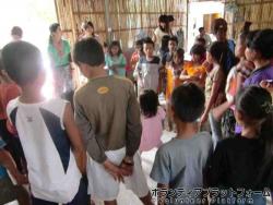 孤児院にて。音楽に合わせてみんなで輪になって踊っています。 ぼらぷらカンボジア スタディツアー