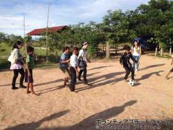 小学校で子供とサッカー ぼらぷらカンボジア スタディツアー