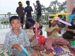 孤児院での交流２ ぼらぷらカンボジア スタディツアー