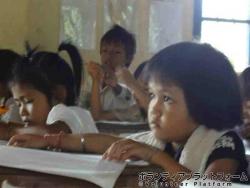授業に真剣に取り組む生徒です ぼらぷらカンボジア 教育ボランティア