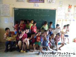 担当クラスの生徒と集合写真☆ ぼらぷらカンボジア 教育ボランティア