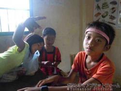授業の休み時間のひと時～♪ ぼらぷらカンボジア 教育ボランティア