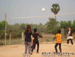 小学校の休み時間にバレーボール ぼらぷらカンボジア スタディツアー