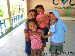 村の子どもたち ぼらぷらセブ島　日韓比マングローブ植林ボランティア