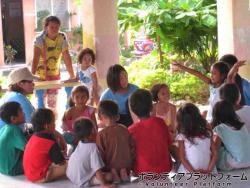 子どもたちと遊んでいる様子 ぼらぷらセブ島　日韓比マングローブ植林ボランティア