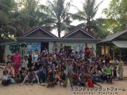 孤児院にて集合写真 ぼらぷらカンボジア スタディツアー