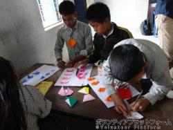 折り紙の見本を作って、折り紙競争！意外にうまい！ ぼらぷらネパール　スタディツアー