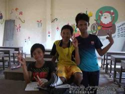 3人とも勉強熱心です ぼらぷらカンボジア 教育ボランティア