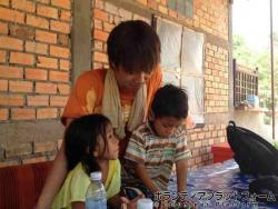 村の子供と ぼらぷらカンボジア 教育ボランティア
