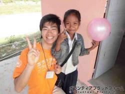 休み時間に子どもと風船をつかって ぼらぷらカンボジア 教育ボランティア