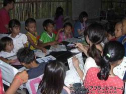 小学校でみんなで折り紙 ぼらぷらカンボジア スタディツアー