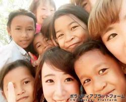 小学校訪問した時の子供たちと ぼらぷらカンボジア スタディツアー