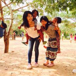 おんぶで追いかけっこ ぼらぷらカンボジア 教育ボランティア