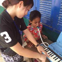 子どもたちに鍵盤ハーモニカでカントリーロードを教えました。 ぼらぷらカンボジア 教育ボランティア