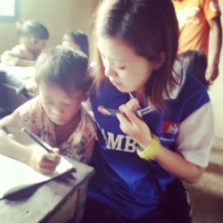 子供たちが書いたものを見て、丸付けをしているところです。本当に可愛いかった。 ぼらぷらカンボジア 教育ボランティア