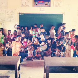 最終日担当のクラスの子供たちと撮った集合写真です!! ぼらぷらカンボジア 教育ボランティア