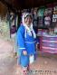 アカ族の村の民族工芸品を販売しているお姉さんです。伝統的なアカ族の衣装を着ています
