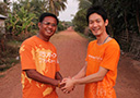 カンボジアの村人と握手
