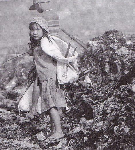 ごみ捨て場からの児童労働写真