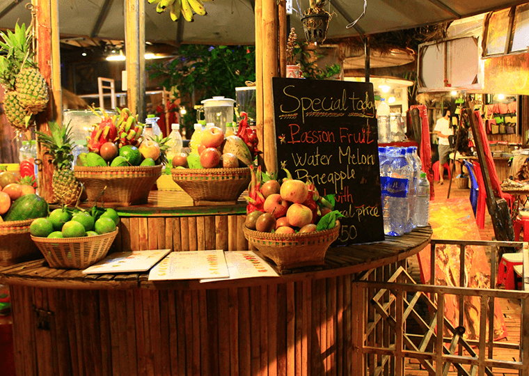 屋台や簡易店舗で販売されているフルーツや生野菜には注意