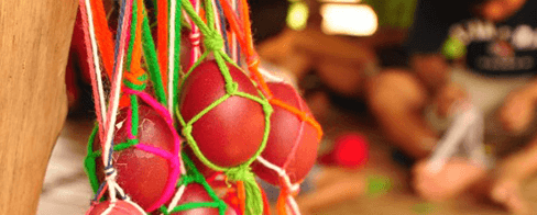 アカ族の赤い卵のお祭り
