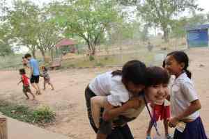 Morimiさんと子どもたち@カンボジア (1)（海外ボランティア）