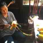 手編みのマフラーを織って約１０年。IKTTのマフラーは彼女が全て作っています。