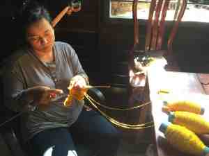手編みのマフラーを織って約１０年。IKTTのマフラーは彼女が全て作っています。