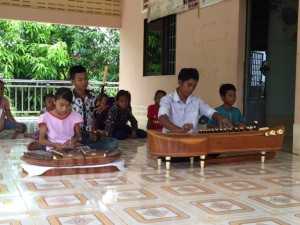 カンボジア伝統楽器の演奏